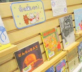 中央館1月『冬を楽しもう！』のテーマ展示の様子