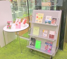 中央館2月『春を探しに』のテーマ展示の様子