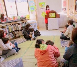 三和分館で「おはなし会」を開催している様子