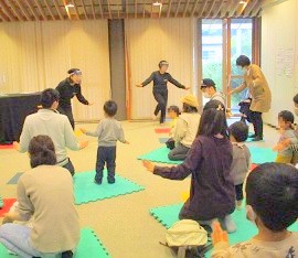 夜久野分館で「春のおはなし会スペシャル」を開催している様子