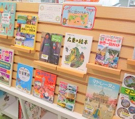 中央館4月『旅に出かけよう』のテーマ展示の様子