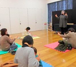 3月10日に中央館で「おはなしのひろば」を開催している様子