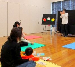 3月17日に中央館で「おはなしのひろば」を開催している様子