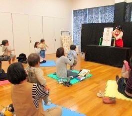 3月24日に中央館で「おはなしのひろば」を開催している様子