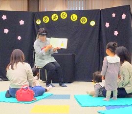 夜久野分館で「おはなし会」を開催している様子