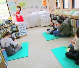 三和分館で「おはなし会」を開催している様子