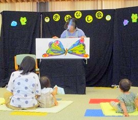 夜久野分館で「おはなし会」を開催している様子