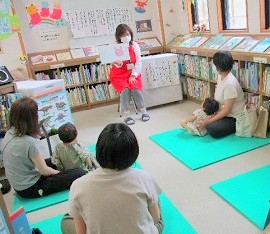 三和分館で「おはなし会」を開催している様子