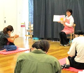 中央館で「えほんのへや」を開催している様子