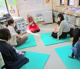 三和分館で「おはなし会」を開催している様子