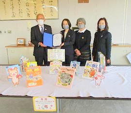 中央館「国際ソロプチミスト福知山」様から寄贈いただく様子