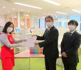 中央館で福知山西南ロータリークラブ様から本を寄贈いただく様子