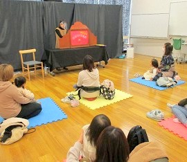 中央館で「おはなしのひろば」を開催している様子