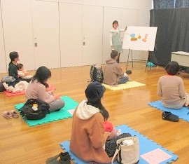 中央館で「えほんのへや」を開催している様子