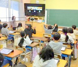 オープニングイベントとして、遷喬小学校でオンラインミーティングしている様子