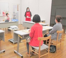 中央館で「初心者向け 館内見学会」をしている様子