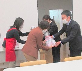 中央館での寄贈式の様子