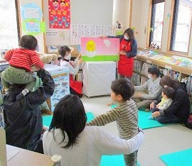 三和分館で「おはなし会」を開催している様子