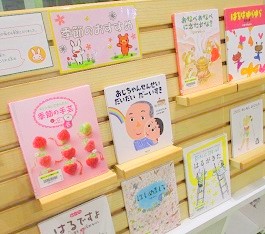 中央館4月『季節のおすすめ』のテーマ展示の様子