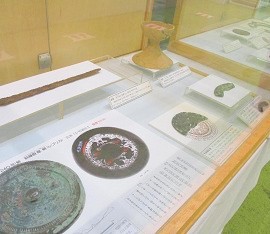 重要文化財「景初四年銘盤龍鏡」のレプリカを展示している様子