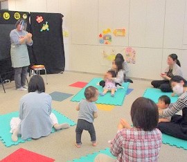 夜久野分館で「おはなし会」を開催している様子