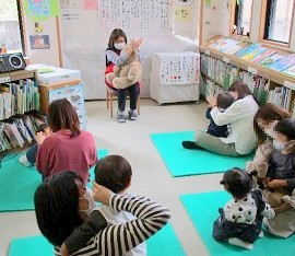 三和分館で「おはなし会」を開催している様子