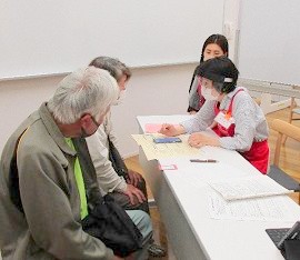 中央館で電子図書館の使い方の説明をしている様子