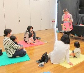 中央館で「おはなしのひろば」を開催している様子