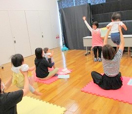 中央館で「えほんのへや」を開催している様子