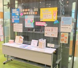 中央館で『歯科健診に行こう』の展示をしている様子