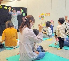 夜久野分館で「おはなし会」をしている様子