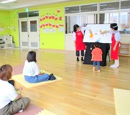 大江分館で「おはなし会」を開催している様子