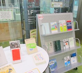 中央館で『戦争と平和 ~世界平和を願って~』の展示をしている様子