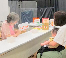 中央館で「読みきかせ体験」をしている様子