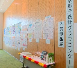 中央館で『戦争と平和 ～世界平和を願って～』の展示をしている様子