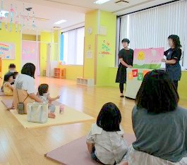 大江分館で『おはなし会』を開催している様子