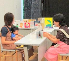 中央館で「読みきかせ体験」をしている様子