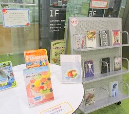 中央館8月『じっくり読んで涼みたい！ミステリー 夏を涼しく乗り切ろう』』のテーマ展示の様子