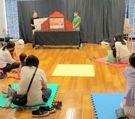 中央館で「おはなしのひろば」を開催している様子