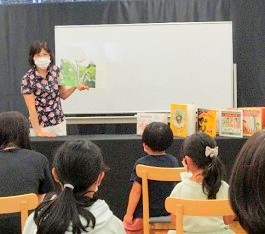 中央館で「Go to 読書！」を開催している様子