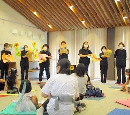 夜久野分館で『大人のためのおはなし会』を開催している様子