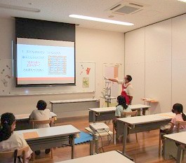 中央館で「図書館のヒミツを知ろう!」を開催している様子
