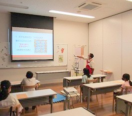 中央館で「図書館のヒミツを知ろう！」を開催している様子