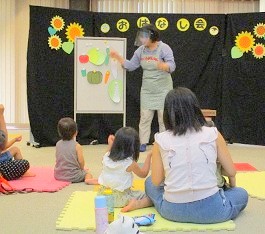 夜久野分館で『おはなし会』を開催している様子