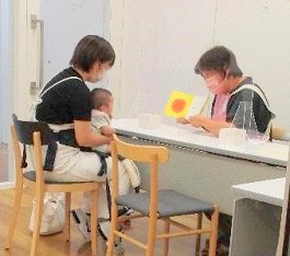 中央館で「読みきかせ体験」をしている様子