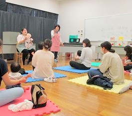 中央館で「えほんのへや」を開催している様子