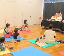 中央館で「おはなしのひろば」を開催している様子