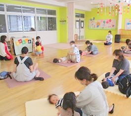 大江分館で『おはなし会』を開催している様子