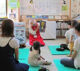 三和分館で『おはなし会』を開催している様子