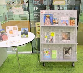 中央館9月『芸術の秋!世界の建築物の魅力』のテーマ展示の様子